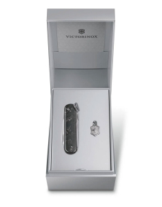 Briceag Victorinox Swiss Army Knives Classic SD Brilliant Carbon 0.6221.90